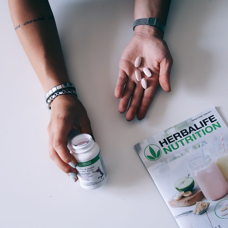 Herbalife formula2 vitamine e minerali Un supporto nutrizionale a tutto tondo, Vitamin & Mineral Complex è sviluppato da esperti e supportato dalla scienza. Formulato appositamente per le donne, ogni compressa è progettata per fornire 24 micronutrienti chiave per supportare le esigenze del tuo corpo. Vitamin & Mineral Complex Donna