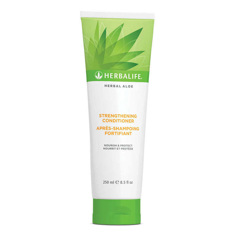 Dai ai tuoi capelli la cura che meritano con Herbal Aloe Balsamo Fortificante. Herbal Aloe Balsamo Fortificante è sapientemente realizzato con Aloe vera ed estratti botanici selezionati per nutrire e idratare in profondità i capelli. Questa formula che preserva il colore è inoltre realizzata utilizzando proteine del grano idrolizzate per proteggere, riparare e rinforzare i capelli, lasciandoli più morbidi e setosi dopo un solo utilizzo