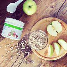 herbalife bevanda multifibre alla mela sgonfia- aiuta nella perdita peso dona sazietà combatte il senso di fame detox La Bevanda Multi Fibre non contiene dolcificanti artificiali ed è appositamente formulato con sei fonti di fibre naturali: mela, avena, mais, agrumi, cicoria e soia. Ogni misurino di questa gustosa polvere senza zucchero* al gusto di mela fornisce 5 grammi di fibre che svolgono un ruolo nelle funzioni digestive.**