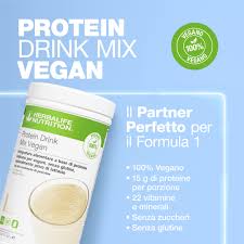 Herbalife Protein Drink Mix Vegan è 100% vegano, ricco di proteine, senza glutine, senza zuccheri, senza lattosio e ultra cremoso. Gustalo solo come spuntino ricco di proteine: ogni porzione da due misurini contiene 15 grammi di proteine di qualità e 22 vitamine e minerali chiave. Oppure aggiungilo al tuo frullato Formula 1 preferito per un apporto proteico extra.