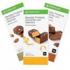 herbalife La Barretta Proteica offre una deliziosa miscela di gusto e nutrimento per aiutarti ad aumentare l'apporto proteico. Formulata con 10 grammi di proteine del latte e vitamine chiave, questa piccola barretta è davvero potente. Morbida, ricoperta di ricco cioccolato al latte e disponibile in 3 gusti esclusivi, la Barretta Proteica è lo snack di cui hai bisogno per la tua voglia di dolce.