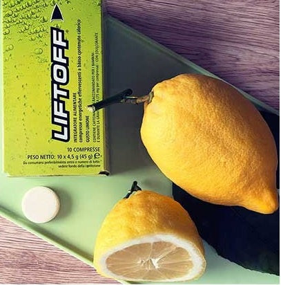 lift off herbalife con solo 10 calorie per porzione, LiftOff® è un integratore energetico effervescente a basso contenuto calorico che offre un gusto eccezionale in una compressa facile da usare. Comodamente confezionato in bustine tascabili singole, LiftOff® è formulato con una miscela di vitamine chiave, tra cui la Vitamina C e le Vitamine B1, B2, B3, B6 e B12. Inoltre, ogni compressa fornisce 75 milligrammi di caffeina*, inclusa la caffeina naturale derivata dalla pianta di guaranà.
