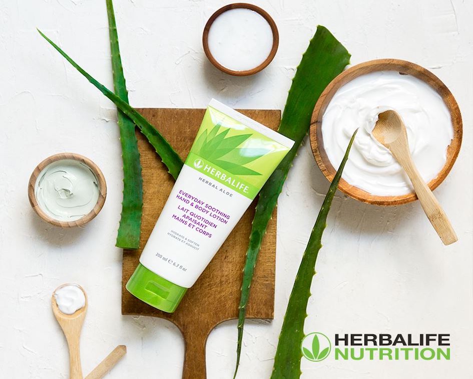 herbalife aloe lozione mani corpo crema morbidissimaNutri e idrata la pelle con Herbal Aloe Lozione lenitiva per mani e corpo. Arricchita con Aloe vera lenitiva e Burro di karitè africano, questa lozione leggera per mani e corpo è formulata per donare alla tua pelle idratazione e nutrimento profondo per tutto il giorno.