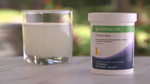 herbalife niteworks agisce mentre riposi integratore er il benessere cardiovascolare muscoli riposati Scientificamente formulato con L-arginina, L-citrullina, L-taurina e Acido folico, Niteworks® è un integratore che contiene anche una miscela di Vitamine C ed E, che contribuiscono alla protezione delle cellule dallo stress ossidativo. Formulato con estratto di melissa per un rinfrescante sapore di agrumi, questo esclusivo integratore in polvere può essere miscelato in acqua naturale o frizzante o succo.