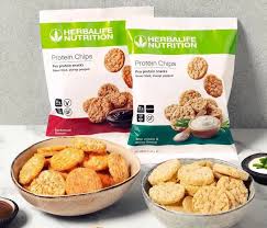 herbalife-chips-protein Migliora i tuoi spuntini con le Protein Chips. Mai fritto, sempre scoppiettante, questo delizioso snack proteico unisce la croccantezza a proteine di origine vegetale di qualità. Saporite e croccanti, queste patatine contengono il 50% di grassi in meno rispetto alle patatine fritte. Ogni confezione è ricca di proteine ed è anche priva di glutine.