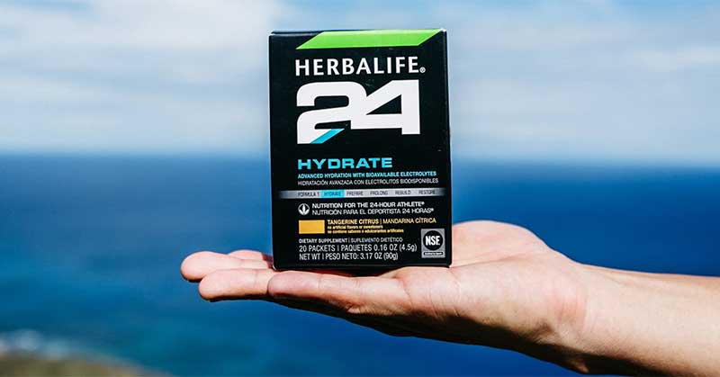 HERBALIFE HYDRATE INTEGRATORE CHI PUO' AVERE BISOGNO DI HYDRATE? - Chiunque desidera un'idratazione senza calorie. - Gli atleti durante un allenamento intenso. - Chiunque faccia attività fisica prima o dopo il lavoro. - Chi svolge lavori di fatica che richiedono sforzi prolungati durante la giornata. PANORAMICA Utile integrazione di Vitamine e Minerali, nutrienti fondamentali durante l'esercizio fisico. AIUTA PER LA LOTTA ALLA CELLULITE