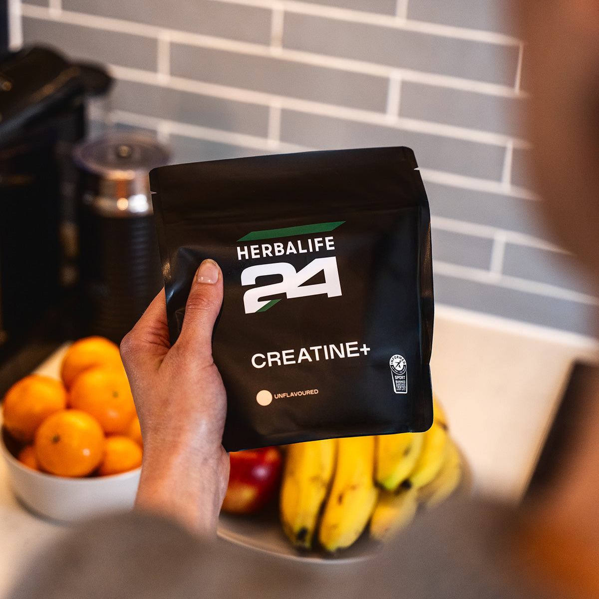 H24 CREATINE+ INDICAZIONI PRINCIPALI
• Migliora le performance sportive: l'assunzione giornaliera di 3 g di Creatina è ideale in caso di attività ripetitive, di elevata intensità e di breve durata, poiché contribuisce a incrementare le prestazioni fisiche.
• Con Calcio e Vitamine del gruppo B: il Calcio e le Vitamine del gruppo B (Vitamine Bó e B12, Niacina, Riboflavina, Tiamina e Acido pantotenico) contribuiscono al normale metabolismo energetico. Il Calcio contribuisce anche alla normale funzione muscolar