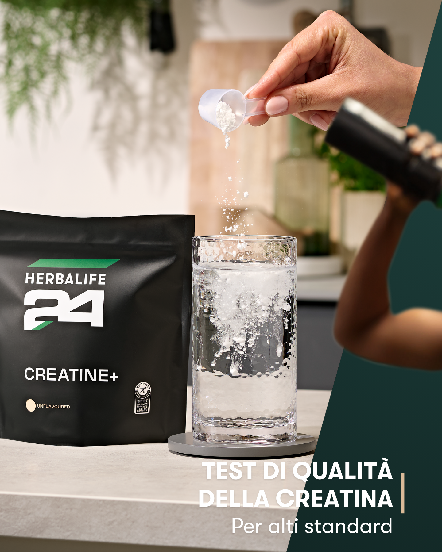 H24 CREATINE+ INDICAZIONI PRINCIPALI
• Migliora le performance sportive: l'assunzione giornaliera di 3 g di Creatina è ideale in caso di attività ripetitive, di elevata intensità e di breve durata, poiché contribuisce a incrementare le prestazioni fisiche.
• Con Calcio e Vitamine del gruppo B: il Calcio e le Vitamine del gruppo B (Vitamine Bó e B12, Niacina, Riboflavina, Tiamina e Acido pantotenico) contribuiscono al normale metabolismo energetico. Il Calcio contribuisce anche alla normale funzione muscolar