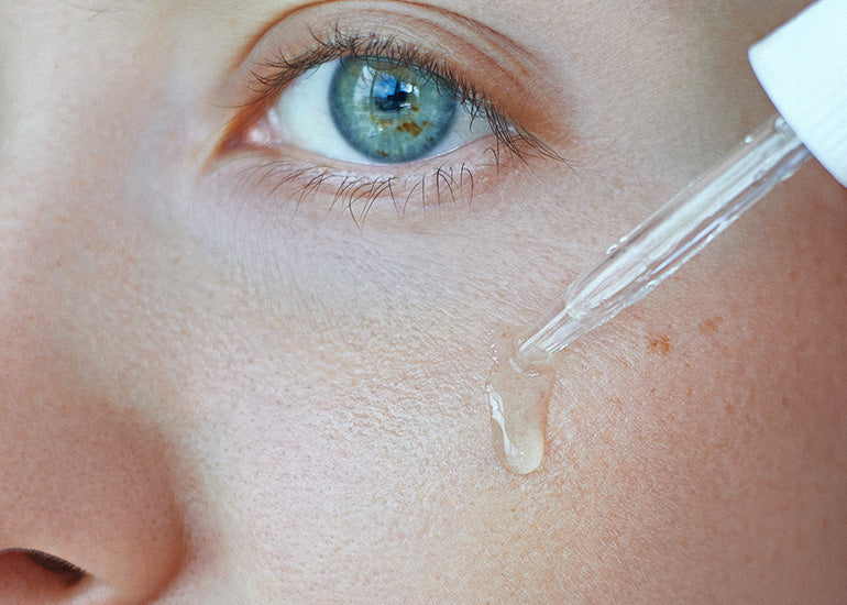 Un siero a base di acqua che rafforza la barriera cutanea e dona alla pelle un
aspetto sano e luminoso.
HL/Skin Siero Niacinamide 10%, formulato secondo i progressi scientifici della skincare
coreana, migliora visibilmente la luminosità e uniforma il tono della pelle, garantendo il
giusto livello di idratazione e contrastando i principali segni dell’invecchiamento. La texture
leggera e a rapido assorbimento, arricchita con un’elevata concentrazione di Niacinamide,
contribuisce a rafforzare la barriera cutan