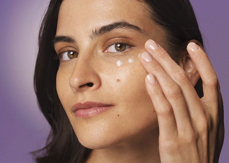 Crema Nutriente per il contorno occhi
Una crema leggera, non oleosa e a rapido assorbimento, studiata per la delicata area del contorno occhi.
HL/Skin Crema Nutriente per il contorno occhi, sviluppata in base ai progressi scientifici della skincare coreana, ha una formulazione leggera e a rapido assorbimento. Arricchita con Adenosina, Niacinamide, Squalano e una miscela di burri e oli naturali, agisce sulle problematiche comuni di questa zona così delicata, come rughe, linee sottili e secchezza.
Idrata e ri