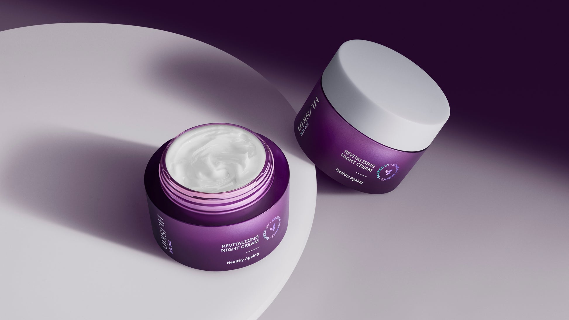 
HL/Skin Crema da Notte Rivitalizzante, ispirata alla skincare coreana, è formulata per nutrire e rivitalizzare la tua pelle durante la notte. Arricchita con il 4% di Squalano e con Glicerina, garantisce fino a 8 ore di idratazione¹, contribuendo a ridurre i segni visibili dell’invecchiamento e a diminuire la profondità delle rughe, migliorandone il volume.2

Si applica con facilità e si assorbe rapidamente, favorendo un’idratazione duratura per migliorare la secchezza già dal mattino. Il risultato è una pe