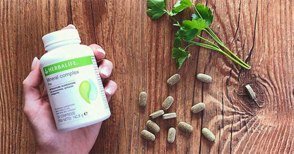 Herbalife Mineral Complex Plus è un integratore alimentare quotidiano appositamente formulato con prezzemolo, Potassio e Magnesio. Il potassio contribuisce alla normale funzione muscolare e al mantenimento di una normale pressione sanguigna. Il Magnesio contribuisce alla riduzione della stanchezza e dell'affaticamento e al normale equilibrio elettrolitico. gambe sgonfie utili per la ritenzione e anticellulite