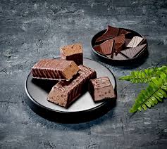 Le Barrette Proteiche H24 Achieve sono ideali nel post-allenamento e contengono 21 grammi di proteine per barretta, senza aromi e coloranti artificiali! Inoltre è un prodotto vegetariano, disponibile nel gusto Dark Chocolate ·     	21 g di proteine per barretta ·     	A basso contenuto di zuccheri ·     	Certificazione Informed-Sport ·     	Senza coloranti o aromi artificiali ·     	Ricco gusto Dark Chocolate ·     	Prodotto vegetariano