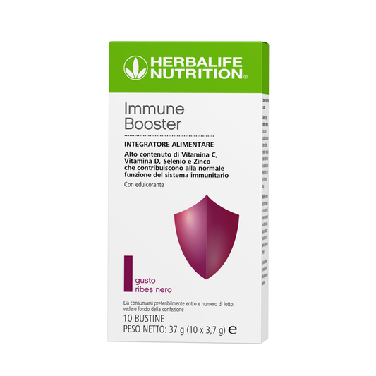 immune booster herbalife integrazione vitamine e zinco barriera e scudo immunitario Immune Booster è un integratore alimentare in polvere, formulato esclusivamente con EpiCor®, l'ingrediente fermentato integrale a base di lievito n.1 al mondo. Immune Booster è inoltre sviluppato con una miscela di vitamine e minerali chiave, come Vitamina C, Selenio e Zinco, che contribuiscono alla protezione delle cellule dallo stress ossidativo, e Vitamina D, che contribuisce alla normale funzione del sistema immunitario.