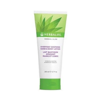 herbalife aloe lozione mani corpo crema morbidissimaNutri e idrata la pelle con Herbal Aloe Lozione lenitiva per mani e corpo.  Arricchita con Aloe vera lenitiva e Burro di karitè africano, questa lozione leggera per mani e corpo è formulata per donare alla tua pelle idratazione e nutrimento profondo per tutto il giorno.