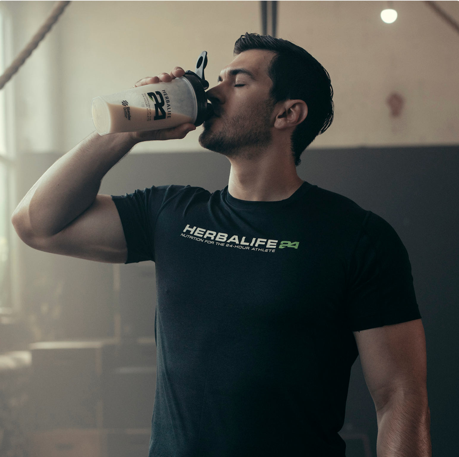 Supporta il tuo recupero post-allenamento* con Rebuild Strenght.

Rebuild Strenght è una bevanda il recupero post-allenamento* a base di carboidrati e proteine, sviluppato appositamente per gli atleti. Formulato con l'aggiunta di L-glutammina e aminoacidi ramificati (BCAA), questo integratore alimentare unico contiene carboidrati che contribuiscono al recupero* dopo l'esercizio anaerobico.
Rebuild Strenght è formulato con proteine del siero di latte di alta qualità e fornisce 25 grammi di proteine per porzi