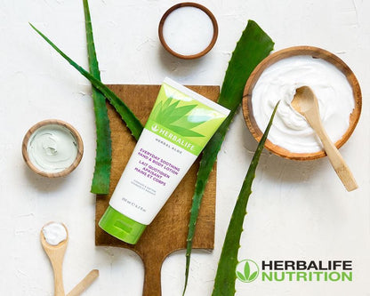 herbalife aloe lozione mani corpo crema morbidissimaNutri e idrata la pelle con Herbal Aloe Lozione lenitiva per mani e corpo.  Arricchita con Aloe vera lenitiva e Burro di karitè africano, questa lozione leggera per mani e corpo è formulata per donare alla tua pelle idratazione e nutrimento profondo per tutto il giorno.