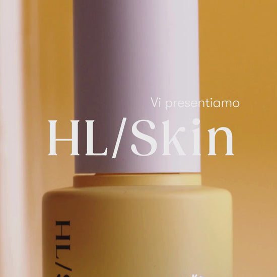 Siero Niacinamide 10%
Un siero a base di acqua che rafforza la barriera cutanea e dona alla pelle un
aspetto sano e luminoso.
HL/Skin Siero Niacinamide 10%, formulato secondo i progressi scientifici della skincare
coreana, migliora visibilmente la luminosità e uniforma il tono della pelle, garantendo il
giusto livello di idratazione e contrastando i principali segni dell’invecchiamento. La texture
leggera e a rapido assorbimento, arricchita con un’elevata concentrazione di Niacinamide,
contribuisce a raffor