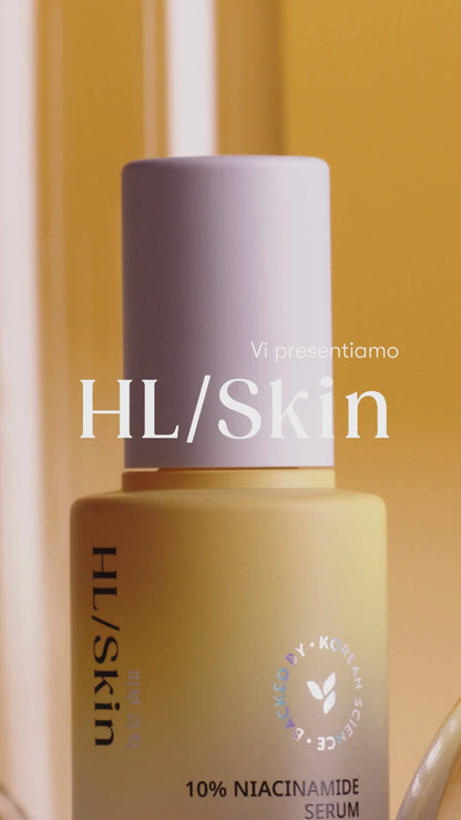 Siero Niacinamide 10%
Un siero a base di acqua che rafforza la barriera cutanea e dona alla pelle un
aspetto sano e luminoso.
HL/Skin Siero Niacinamide 10%, formulato secondo i progressi scientifici della skincare
coreana, migliora visibilmente la luminosità e uniforma il tono della pelle, garantendo il
giusto livello di idratazione e contrastando i principali segni dell’invecchiamento. La texture
leggera e a rapido assorbimento, arricchita con un’elevata concentrazione di Niacinamide,
contribuisce a raffor